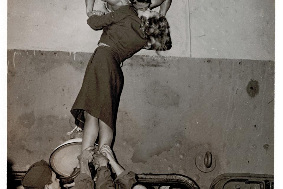 Marlene Dietrich kysser en hjemvendt soldat i New York efter Anden verdenskrig.  