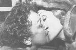 Marlene Dietrich kysser Edith Piah.  