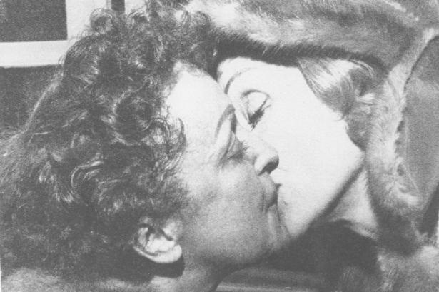 Marlene Dietrich kysser Edith Piah.  