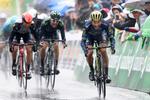 Michael Albasini sikrer sig i regnen en klar sejr på 1. etape i Tour de Romandie foran Diego Ulissi og Jesus Herrada. 