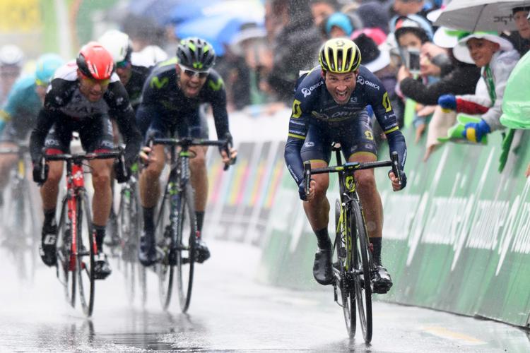 Michael Albasini sikrer sig i regnen en klar sejr på 1. etape i Tour de Romandie foran Diego Ulissi og Jesus Herrada. 