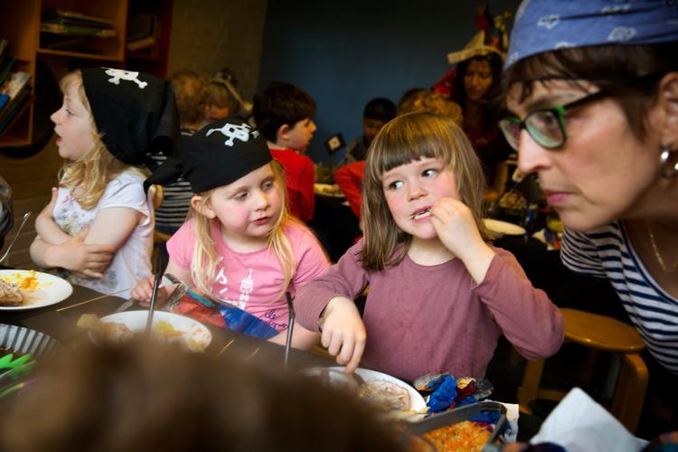 I Børnehuset Hurlumhej flyttes vuggestuebørn til børnehave, når de fylder 2 år og 10 måneder. I dag holdt de piratfest for at fejre, at der kommer nye vuggestuebørn i børnehaven på mandag, og at de største børn siger farvel til børnehaven på fredag. 