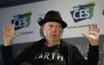 Neil Young i 2015, da han præsenterede sin Pono-musikafspiller og tilhørende downloadbutik på forbrugerteknologi-messen CES i Las Vegas. Nu skifter tjenesten navn til Xstream og bliver en streamingtjeneste. 