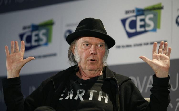 Neil Young i 2015, da han præsenterede sin Pono-musikafspiller og tilhørende downloadbutik på forbrugerteknologi-messen CES i Las Vegas. Nu skifter tjenesten navn til Xstream og bliver en streamingtjeneste. 