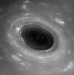 Helt frisk foto fra Cassini af Saturns atmosfære med en gigantisk orkan - mens vi venter på billeder af ringene. Foto: NASA 