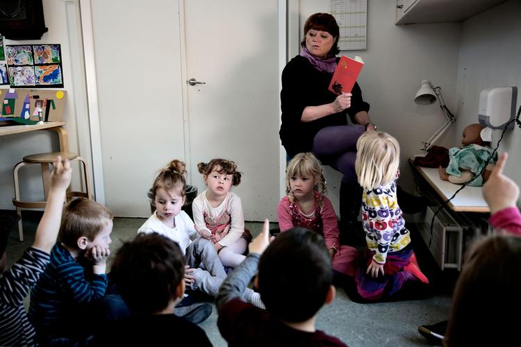 Kompetenceløft af de voksne i daginstitutionerne, bedre overgange fra børnehave til skole og ret til at vælge deltidsplads er blandt initiativerne i regeringens nye dagtilbudsudspil.

 