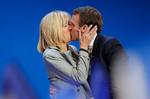 Præsidentkandidat Emmanuel Macron kysser sin kone Brigitte Trogneux inden en tale i Paris.  