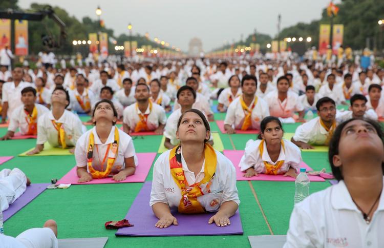 Der varmes op til en særlig yogadag i Delhi i Indien. Det kan oplevelser af den karakter, som kan trække passagerer til en rute til Indien, som er en af overvejelserne hos Norwegian.  
