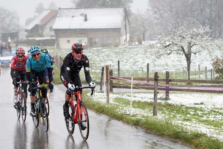 Under barske vejrforhold fører schweizeren Stefan Küng an i det udbrud, der indbragte ham sejren på 2. etape i Tour de Romandie. 