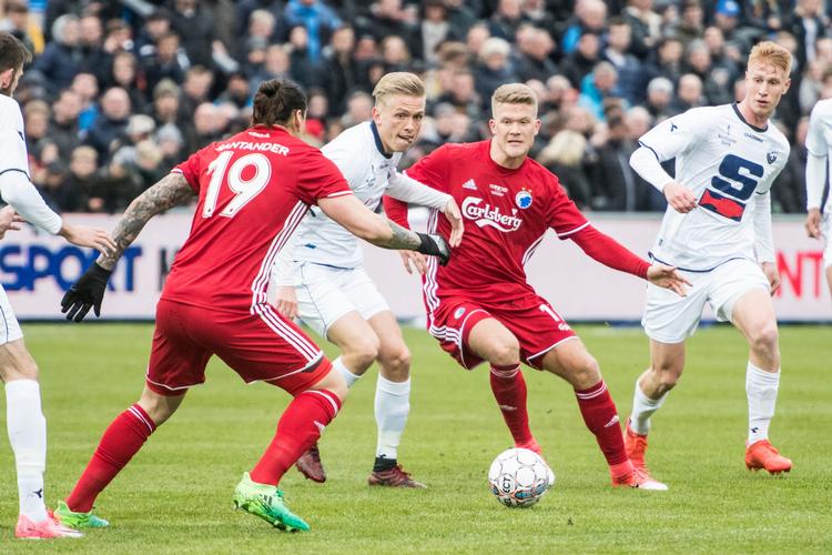 FC Københavns Federico Santander (tv.) og Andreas Cornelius forsøger at kombinere sig forbi Vendsyssel-spillerne. 