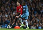 Der blev givet og taget som her mellem Uniteds Henrikh Mkhitaryan (tv.) og  Fernandinho, men først til sidst gik Fellaini over stregen. 