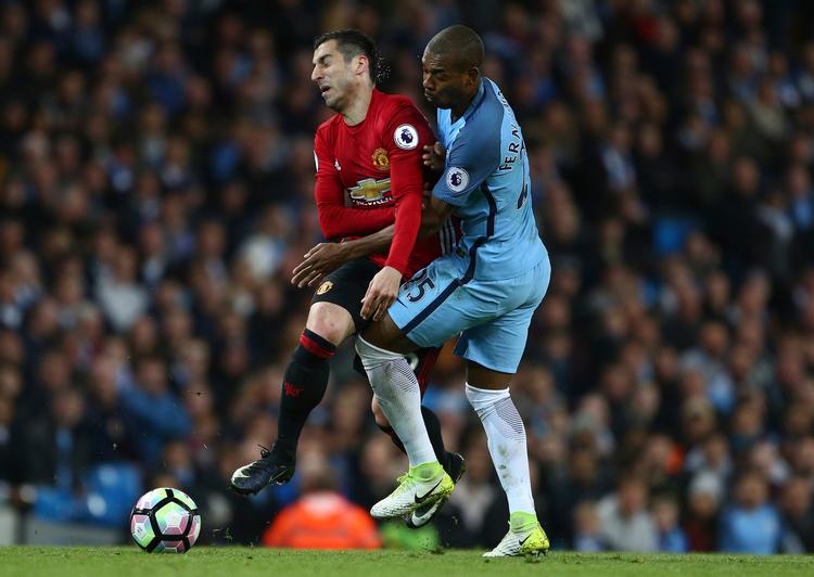 Der blev givet og taget som her mellem Uniteds Henrikh Mkhitaryan (tv.) og  Fernandinho, men først til sidst gik Fellaini over stregen. 