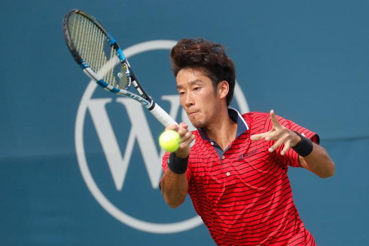 Yuichi Sugita fra Japan har spillet fremragende grustennis i Barcelona. Lørdag møder han Dominic Thiem fra Østrig.
 