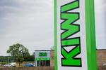 Kiwi butik  i Malling. Nu skal den enten lukke helt eller omformes til en Menu eller Spar-butik.

Discountkæden Kiwi ikke har fået den position som den gerne vil i Danmark og derfor må bygge deres butikker om hurtigt.

 