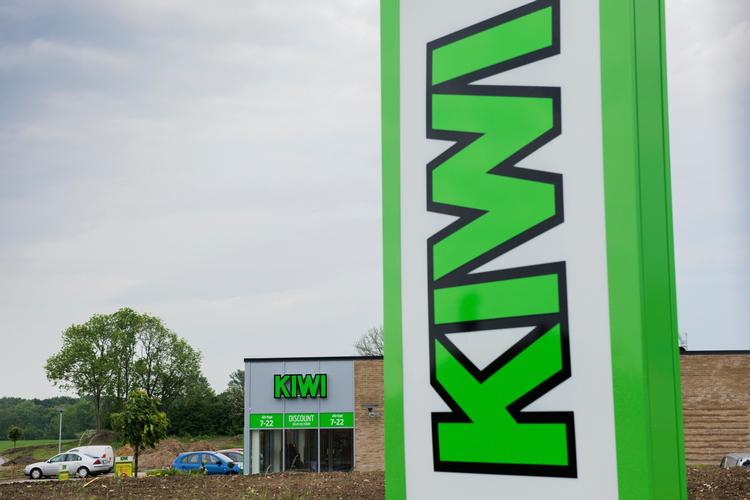 Kiwi butik  i Malling. Nu skal den enten lukke helt eller omformes til en Menu eller Spar-butik.

Discountkæden Kiwi ikke har fået den position som den gerne vil i Danmark og derfor må bygge deres butikker om hurtigt.

 