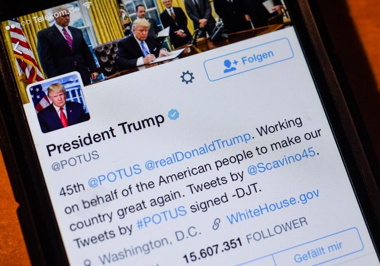 Donald Trumps Twitter-konto er brandvarm. Han har skrevet omkring fem tweets om dagen i de første 100 dage som præsident.  