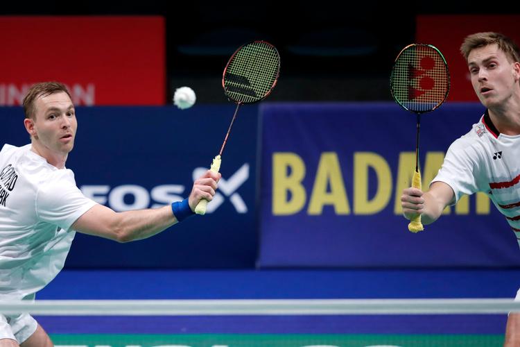 Mads Conrad-Petersen og Mads Pieler Kolding leverede kvartfinalernes største gys, da de vandt 23-21 i tredje sæt over de engelske OL-bronzevindere. 