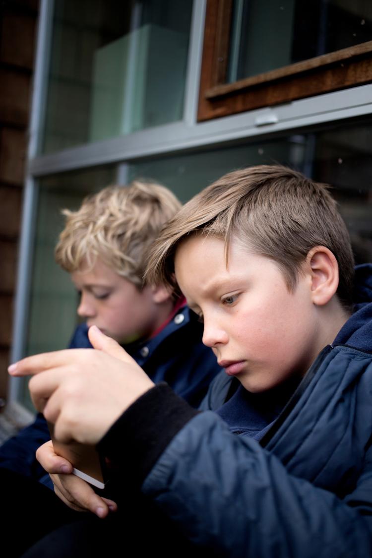 Sebastian og Villads, der går i 4. klasse, hiver straks deres mobiler frem, når de får lov til det. Der er mange opgaver for forældrene, når deres børn begynder at bruge mobilen, mener forsker.
 