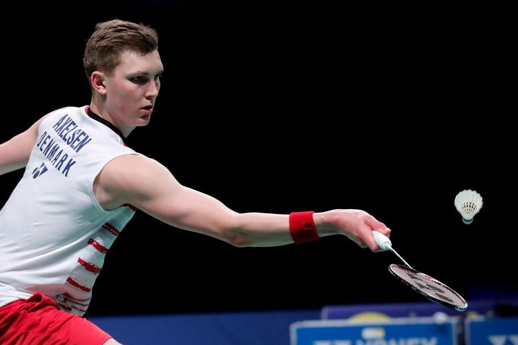 Viktor Axelsen er klar til semifinalen ved EM på hjemmebane efter sejr i kvartfinalen over Mark Caljouw.
 