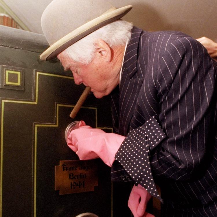 Ove Sprogø i rollen som Egon Olsen havde altid en pakke med sig, når han kom ud af fængslet.  