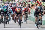 Elia Viviani (yderst til højre) afviser lige netop Sonny Colbrelli og Michael Schwartzmann på stregen. 