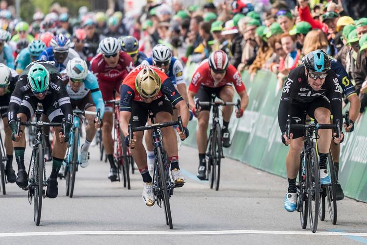Elia Viviani (yderst til højre) afviser lige netop Sonny Colbrelli og Michael Schwartzmann på stregen. 