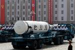 Flere af Nordkoreas missiler blev kørt i parade gennem Nordkoreas hovedstad, Pyongyang, den 15. april i år. 