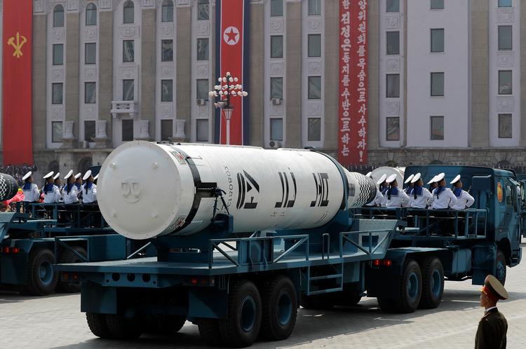 Flere af Nordkoreas missiler blev kørt i parade gennem Nordkoreas hovedstad, Pyongyang, den 15. april i år. 