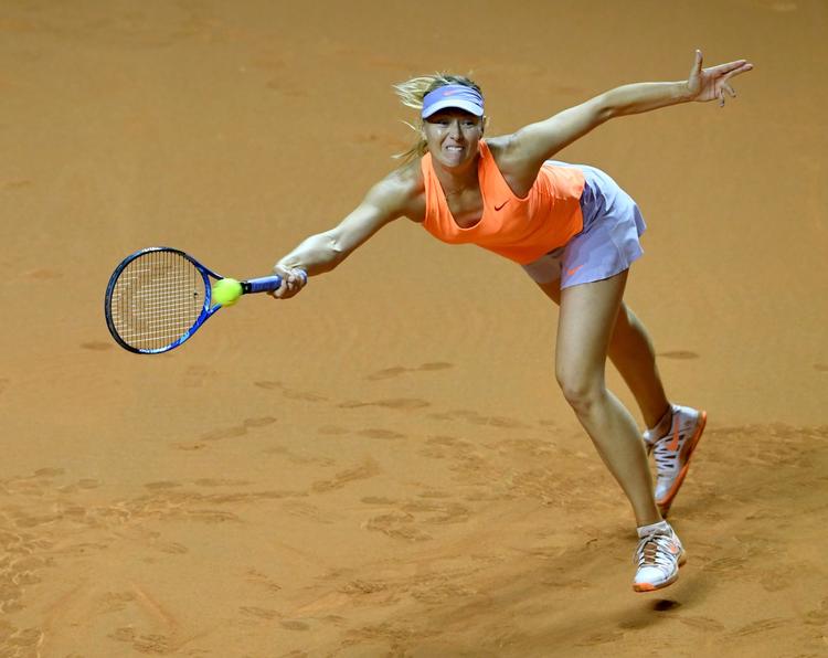 Maria Sharapova har spillet flot tennis i sit comeback, men det var ikke helt nok lørdag mod franske Kristina Mladenovic, der bliver ved med at vise fremgang i single efter tidligere at have været bedst i double. 