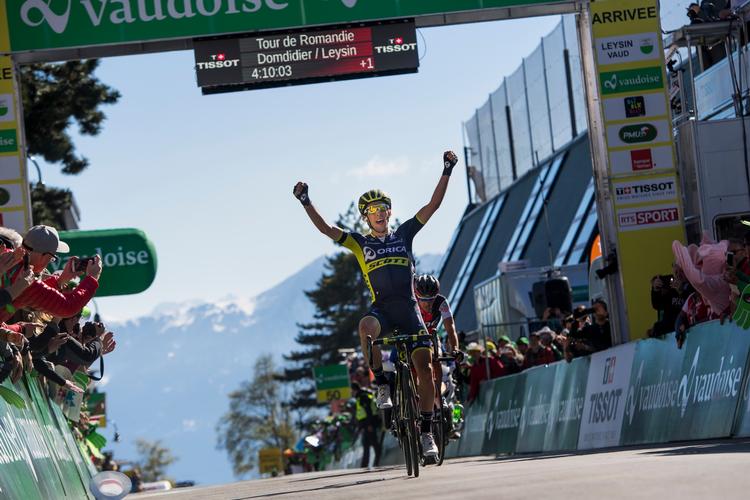 Simon Yates fører en flot offensiv sejrrigt til ende på kongeetapen i Tour de Romandie med Richie Porte på andenpladsen.
 