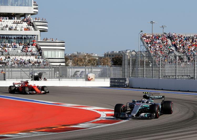  Valtteri Bottas bliver jagtet af Sebastian Vettel i slutfasen af det russiske grandprix, men finnen holdt hovedet koldt og vandt for første gang. 