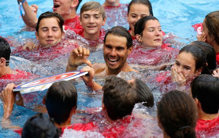 En vel fortjent dukkert blev det også til for Rafael Nadal, da han søndag havde vundet Barcelona Open. 