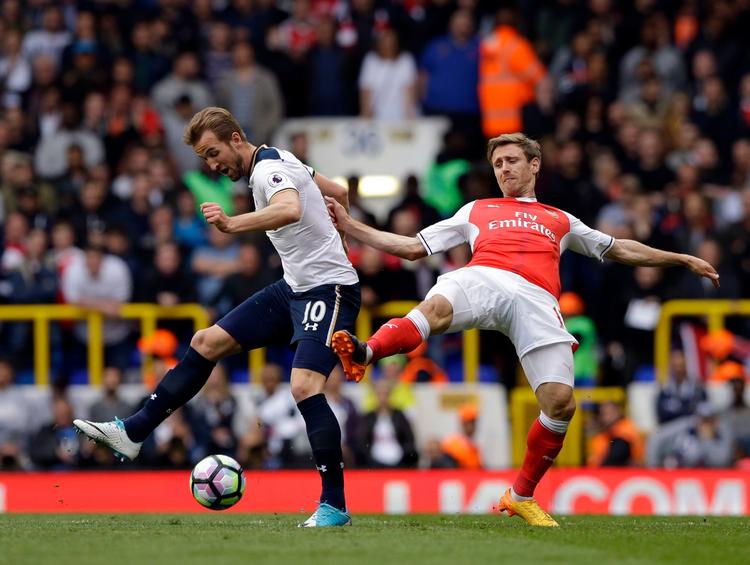 Tottenhams Harry Kane (tv.) i nærkamp med Nacho Monreal. Den engelske landsholdsangriber scorede på straffespark. 