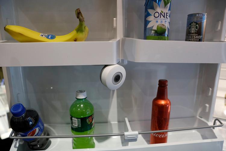 Med The FridgeCam kan man på afstand se, hvad man har i køleskabet. En af de få køkkennyskabelser, som spåes en fremtid. 