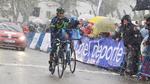 Nairo Quintana krydser målstregen som vinder af 2. etape i Vueltas a Asturias, og som billedet viser, skete det under særdeles vanskelige vejrforhold. Foto: Movistar. 