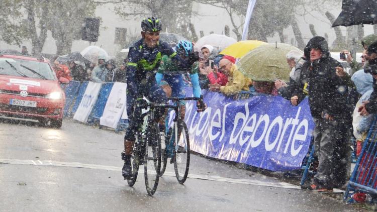 Nairo Quintana krydser målstregen som vinder af 2. etape i Vueltas a Asturias, og som billedet viser, skete det under særdeles vanskelige vejrforhold. Foto: Movistar. 