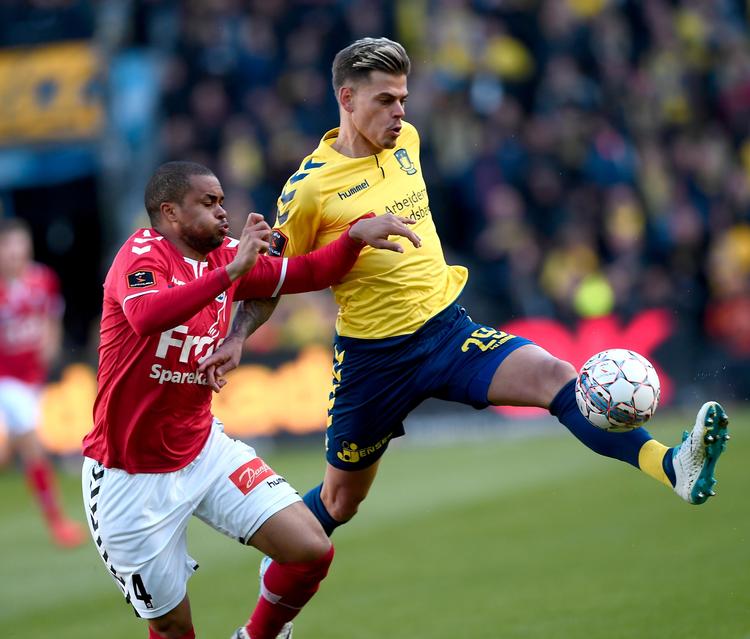 Sønderjyskes Ramon Rodrigues og Brøndbys Jan Kliment i tæt duel om bolden under søndagens opgør på Brøndby Stadion. 