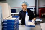  Indtil for et år siden slæbte Kamal Kumar kufferter i lufthavnen, men systematisk brug af AMU-kurser har kvalificeret ham til et job hos medicinalfirmaet Ferrosan, hvor han bestrider seks forskellige jobfunktioner 