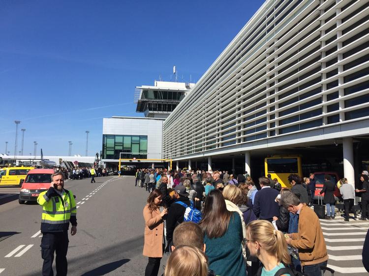 Alle, der opholdt sig i Københavns Lufthavn, blev her til formiddag sendt udenfor. 
