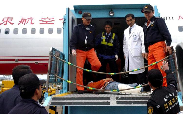 Turbulens rammer undertiden helt uden varsel, og så kan det gå hårdt ud over de passagerer, der ikke har spændt sikkerhedsselen. Denne kvæstede passager bæres fra et fly efter landing i Taiwan. En episode, der udspillede sig i 2006.  Arkivfoto:  Jeju Fire Station