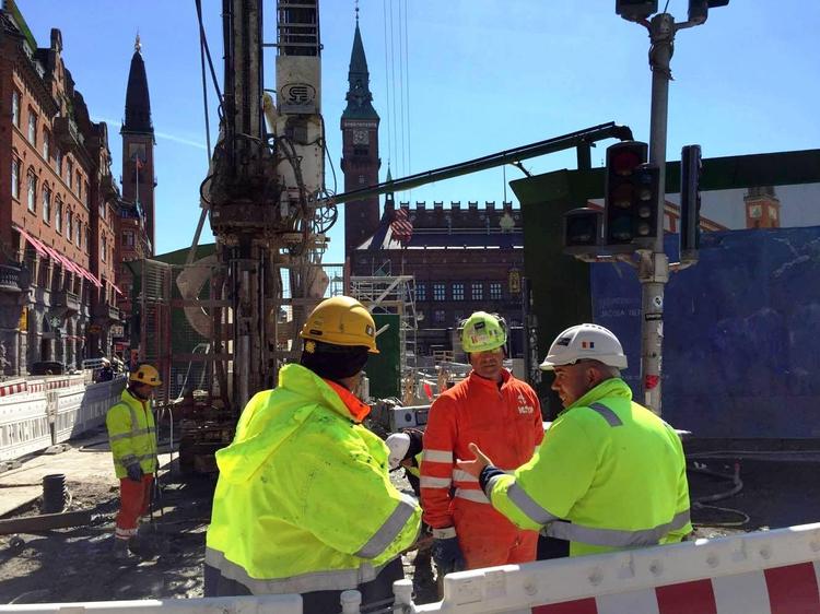 Mange af de udenlandske ansatte på metrobyggeriet er på arbejde i dag. Vasile (th) og hans kollegaer har dog ikke noget imod at tage en tørn i dag, så andre kan holde fri.  