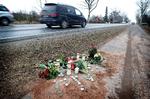 Blomster i vejkanten efter en dødsulykke vidner om den smerte, efterladte og omgangskreds står tilbage med efter at have mistet en af deres kære i trafikken. Arkivfoto. 