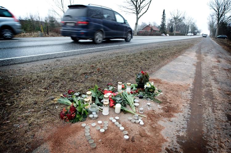 Blomster i vejkanten efter en dødsulykke vidner om den smerte, efterladte og omgangskreds står tilbage med efter at have mistet en af deres kære i trafikken. Arkivfoto. 