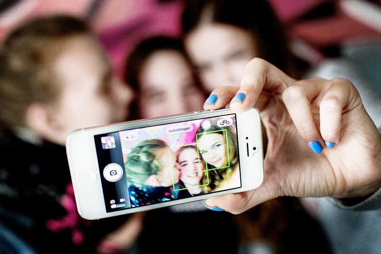 Børn får mobiler i en stadig yngre alder, og det betyder, at de tidligt går på nettet og sociale medier. 