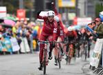 Både nr. 1 Alexander Kristoff og nr. 2 Rick Zabel jubler, mens John Degenkolb ude til højre er klart besejret af Katusha-Alpecin-holdkammeraterne. 