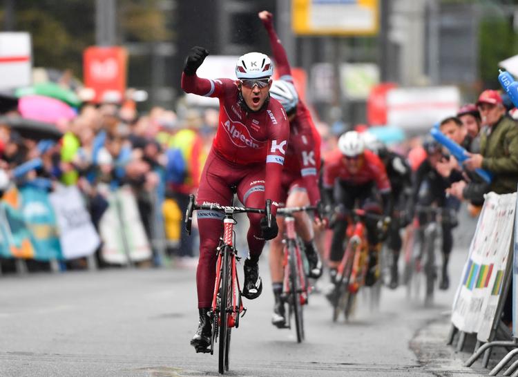 Både nr. 1 Alexander Kristoff og nr. 2 Rick Zabel jubler, mens John Degenkolb ude til højre er klart besejret af Katusha-Alpecin-holdkammeraterne. 