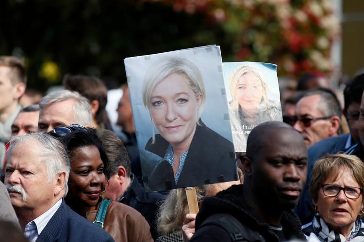 Marine Le Pen holdt et stort valgmøde udenfor Paris, hvor hun selv siger, at der var 10.000 støtter. 