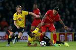 Liverpools Roberto Firmino og Watfords i hård kamp om bolden. 