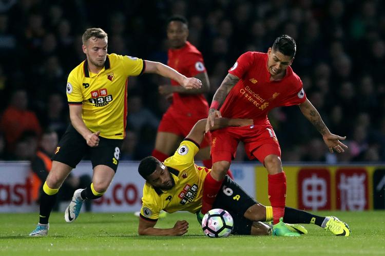 Liverpools Roberto Firmino og Watfords i hård kamp om bolden. 