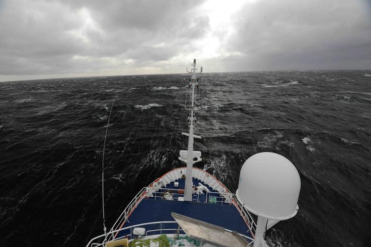 Store bølger slår mod ekspeditionsskibet RV Sanna. Bølgerne fremprovokerer søsyge blandt besætningen. (Foto: Julius Nielsen, Københavns Universitet) 